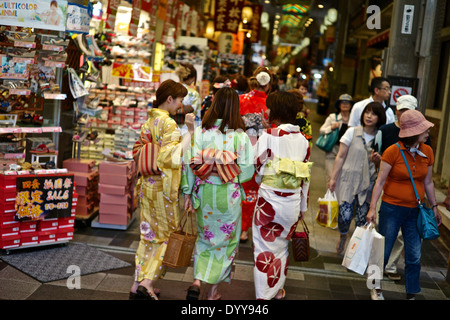 Asiatische Touristen tragen traditionelle Kimonos einkaufen Nishiki Markt zu besuchen. Stockfoto