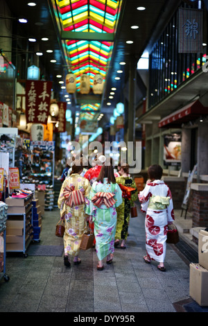 Asiatische Touristen tragen traditionelle Kimonos shopping Besuch t Stockfoto
