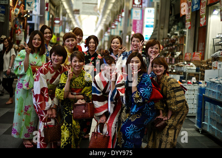 Asiatische Touristen tragen traditionelle Kimonos einkaufen Nishiki Markt zu besuchen. Stockfoto