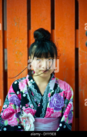 Porträt von einem asiatischen Teen trägt in traditionellen Kimonos in der Nähe der Kiyomizu-Tempel. Stockfoto