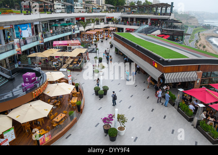 LIMA, PERU - ca. APRIL 2014: Blick auf das Einkaufszentrum Larcomar im Bereich Miraflores in Lima, Peru. Stockfoto