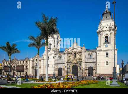 LIMA, PERU - ca. APRIL 2014: Blick auf die Lima Kathedrale von der Plaza Mayor in der Altstadt von Lima in Peru Stockfoto