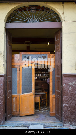 Blick auf Eingang von typischen Bar in der Altstadt von Lima in Peru Stockfoto