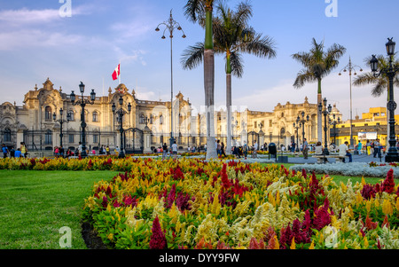 LIMA, PERU - ca. APRIL 2014: Blick auf den Regierungspalast von der Plaza Mayor in der Altstadt von Lima in Peru Stockfoto