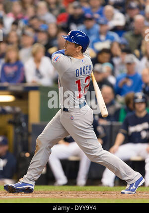 Milwaukee, Wisconsin, USA. 27. April 2014. 27. April 2014: Chicago Cubs Catcher John Baker #12 Singles Feld rechts im 4. Inning von Hauptliga-Baseball-Spiel zwischen den Milwaukee Brewers und den Chicago Cubs im Miller Park in Milwaukee, Wisconsin. Cubs besiegt die Brauer 4-0. John Fisher/CSM/Alamy Live-Nachrichten Stockfoto