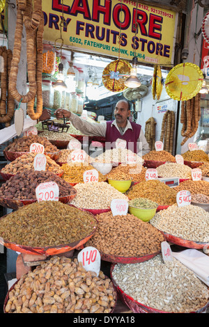 Neu-Delhi, Indien. Getrocknete Früchte und Nuss-Anbieter in seinem Geschäft. Stockfoto