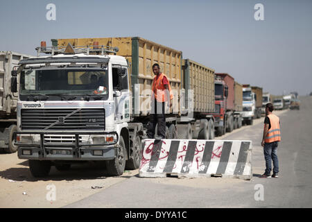 (140428)--Gaza, April. 28, 2014 (Xinhua)--palästinensischen LKW mit waren beladen in Rafah City ankommen durch die kommerziellen Kerem Schalom zwischen Israel und dem südlichen Gazastreifen am 27. April 2014. Der Kerem Shalom Grenzübergang wiedereröffnet nach dem jüdischen Pessach-Ferien. (Xinhua/Wissam Nassar) Stockfoto