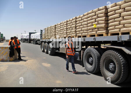 (140428)--Gaza, April. 28, 2014 (Xinhua)--palästinensischen LKW mit waren beladen in Rafah City ankommen durch die kommerziellen Kerem Schalom zwischen Israel und dem südlichen Gazastreifen am 27. April 2014. Der Kerem Shalom Grenzübergang wiedereröffnet nach dem jüdischen Pessach-Ferien. (Xinhua/Wissam Nassar) Stockfoto