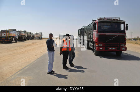 (140428)--Gaza, April. 28, 2014 (Xinhua)--palästinensischen LKW mit waren beladen in Rafah City ankommen durch die kommerziellen Kerem Schalom zwischen Israel und dem südlichen Gazastreifen am 27. April 2014. Der Kerem Shalom Grenzübergang wiedereröffnet nach dem jüdischen Pessach-Ferien. (Xinhua/Wissam Nassar) Stockfoto