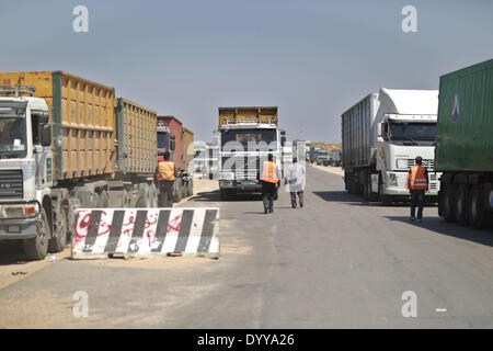 (140428)--Gaza, April. 28, 2014 (Xinhua)--palästinensischen LKW mit waren beladen in Rafah City ankommen durch die kommerziellen Kerem Schalom zwischen Israel und dem südlichen Gazastreifen am 27. April 2014. Der Kerem Shalom Grenzübergang wiedereröffnet nach dem jüdischen Pessach-Ferien. (Xinhua/Wissam Nassar) Stockfoto