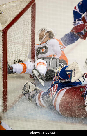 Manhattan, New York, USA. 27. April 2014. 27. April 2014 - Manhattan, New York, USA - 27. April 2014: Philadelphia Flyers Center Claude Giroux (28) gleitet in den Torpfosten als New York Rangers Torwart Henrik Lundqvist (30) Folien über die Falte im Spiel fünf der ersten Runde Playoff-Spiel zwischen den New York Rangers und den Philadelphia Flyers im Madison Square Garden in Manhattan, New York. Obligatorische Credit: Kostas Lymperopoulos/CSM, Kostas Lymperopoulos/Cal Sport Media, © Csm/Alamy Live-Nachrichten Stockfoto