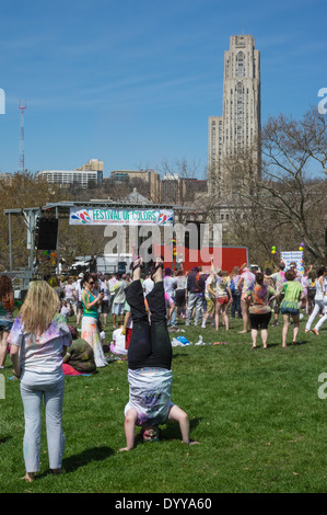 Menschenmenge versammelte sich für ein Festival der Farben mit dem Dom des Lernens im Hintergrund. Pittsburgh, Pennsylvania Stockfoto