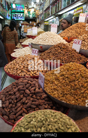 Neu-Delhi, Indien. Shop Verkauf getrocknete Datteln, Rosinen, Cashewnüsse, Pistazien und anderen Nüssen. Stockfoto