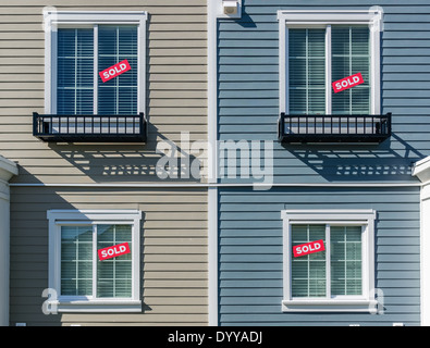 Architektonische Details des modernen Wohnhauses. VERKAUFT in den Fenstern zu unterzeichnen. Stockfoto