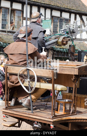 Puppenspieler arbeiten 20ft-Marionette der Lady Godiva Spaziergänge durch die Gassen in Stratford-upon-Avon Stockfoto