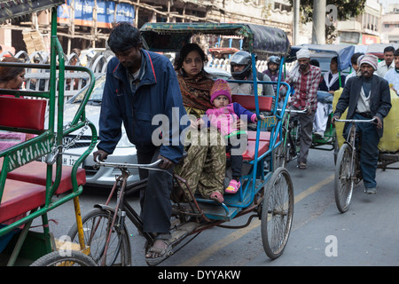 New Delhi, Indien. Samstag Rikscha Verkehr, Chandni Chowk. Stockfoto