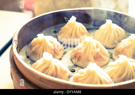 chinesische Knödel oder Xiao long Bao in Bambus Tablett, berühmte Essen in Shanghai, China. Stockfoto