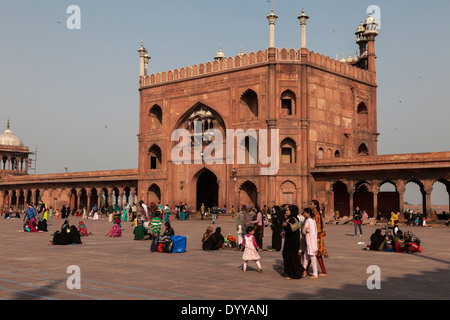 Neu-Delhi, Indien. Innenhof der Jama Masjid (Freitagsmoschee), Indiens größte Moschee, errichtet 1644-1656. Stockfoto