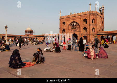 Neu-Delhi, Indien. Innenhof der Jama Masjid (Freitagsmoschee), Indiens größte Moschee, errichtet 1644-1656. Stockfoto