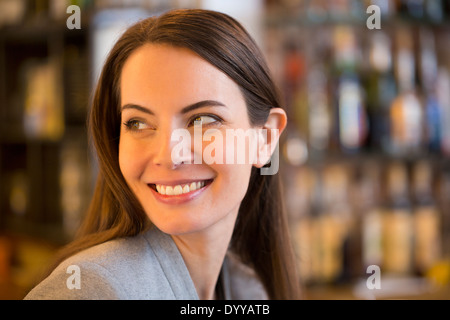 schöne weibliche Kaffee bar lächelnd Stockfoto