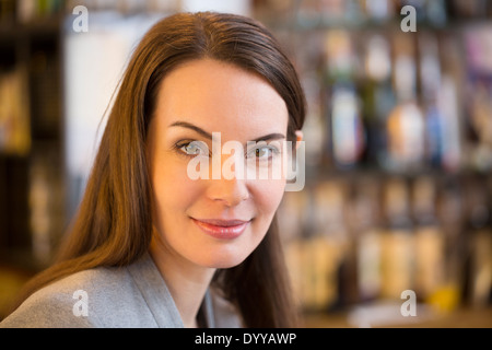 schöne weibliche Kaffee bar lächelnd Stockfoto