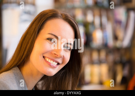 schöne weibliche Kaffee bar lächelnd Stockfoto