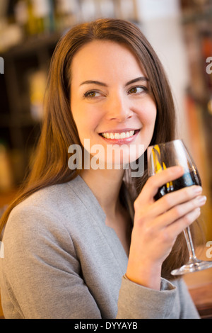 schöne weibliche Glas Wein trinkbar Stockfoto