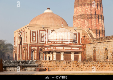 Neu-Delhi, Indien. Qutb Minar-Komplex, ein Sieg Turm und Minarett, 13.. Jahrhundert. Stockfoto