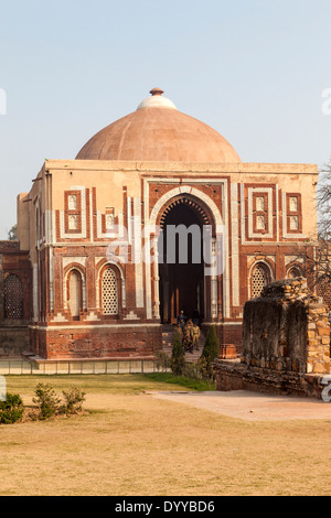 New Delhi, Indien. Alai Darwaza, Eingang zur Moschee Quwwat Ul-Islam (heute eine Ruine), die erste Moschee in Delhi in der islamischen Ära Qutb Komplex. Stockfoto