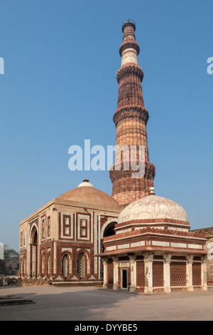 Neu-Delhi, Indien. Imam Zamin Grab (Vordergrund), Alai Darwaza, Qutb Minar, ein Sieg Turm und Minarett im Hintergrund. Stockfoto