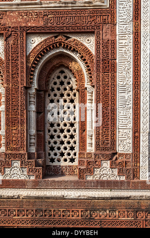 Neu-Delhi, Indien. Gitterwerk in Alai Darwaza, Qutb Minar-Komplex. Arabische Kalligraphie, sechszackigen Sterne Lotus. Stockfoto