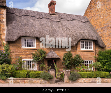 Ziemlich strohgedeckten traditionelle Altenglisch Stein Hütte, Uppingham, Rutland, England, UK Stockfoto