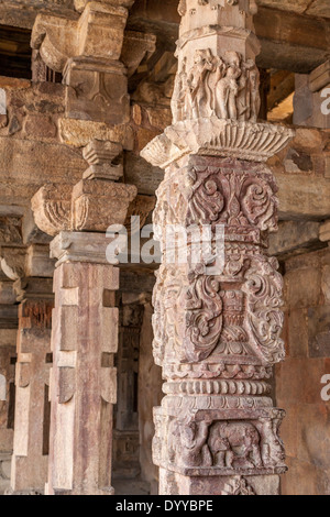 Neu-Delhi, Indien. Hindu zahlen. Top Spalten aufgenommen in Quwwat Ul-Islam, erste Moschee in Indien gebaut. Stockfoto