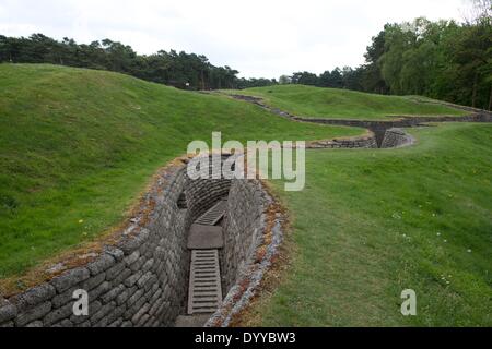 Eine restaurierte Graben aus dem ersten Weltkrieg in der Nähe der kanadischen National Vimy Memorial in Frankreich, 22. April 2014. Die Seite ist zum Gedenken an Canadian Expeditionary Force-Mitglieder getötet während des ersten Weltkrieges gewidmet. Foto: Uwe Zucchi/dpa Stockfoto