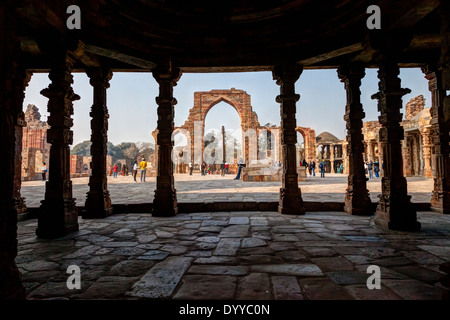 Neu-Delhi, Indien. Mit Blick auf die eisernen Säule (4.. Jahrhundert) aus Alkoven von Quwwat-Ul-Islam, die erste Moschee in Indien. Stockfoto