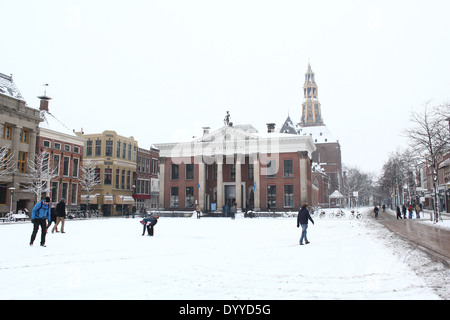 Vismarkt (Fischmarkt) Platz in Groningen in den Niederlanden im Winter, Der Aa-Kerk und Corn Exchange im Hintergrund Stockfoto