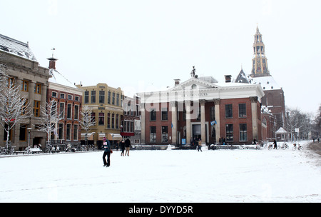 Vismarkt (Fischmarkt) Platz in Groningen in den Niederlanden im Winter, Der Aa-Kerk und Corn Exchange im Hintergrund Stockfoto