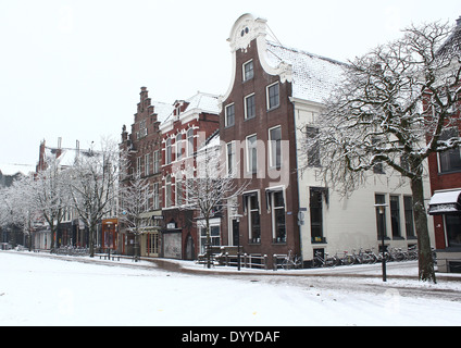 Alte Häuser am Vismarkt (Fischmarkt) Platz in Groningen in den Niederlanden im winter Stockfoto