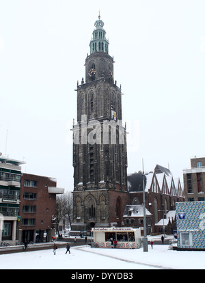 Martinikirche und Martini-Turm auf dem zentralen Platz (Grote Markt) in Groningen in den Niederlanden im winter Stockfoto