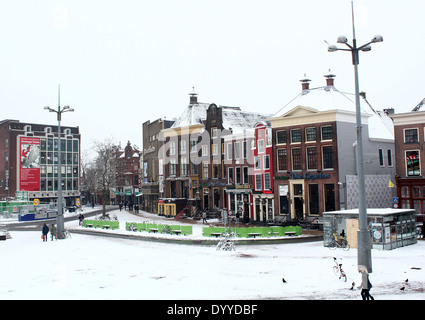 Südseite des zentralen Platzes (Grote Markt) in Groningen in den Niederlanden im winter Stockfoto