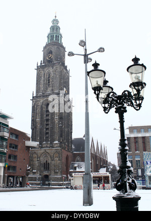 Martinikirche und Martinitoren Turm auf dem zentralen Platz (Grote Markt) im winterlichen Groningen, The Netherlands Stockfoto