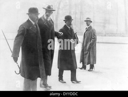 Theobald von Bethmann-Hollweg und Karl Helfferich auf dem Weg zum Reichstag in Berlin, im Herbst 1919 Stockfoto