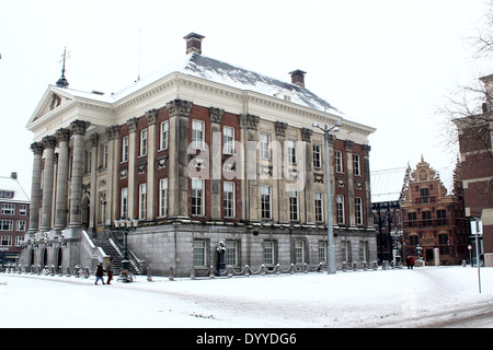 Grote Markt (Marktplatz) im historischen Zentrum von Groningen, Niederlande, mit Rathaus (Stadhuis) im Winter Einstellung Stockfoto