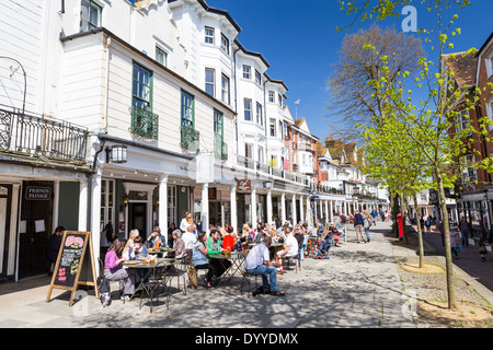 Die Pantiles Tunbridge Wells Kent an einem Frühlingstag Stockfoto