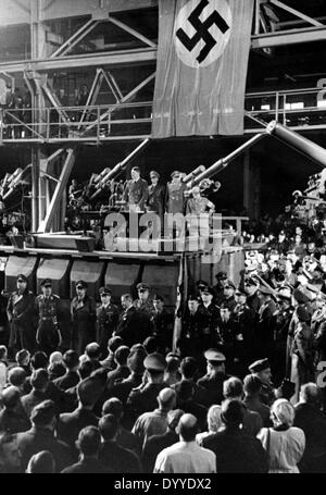 Adolf Hitler spricht in einer Berliner Bewaffnung Fabrik, 1942 Stockfoto