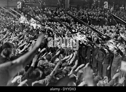 Adolf Hitler spricht in einer Berliner Bewaffnung Fabrik, 1942 Stockfoto