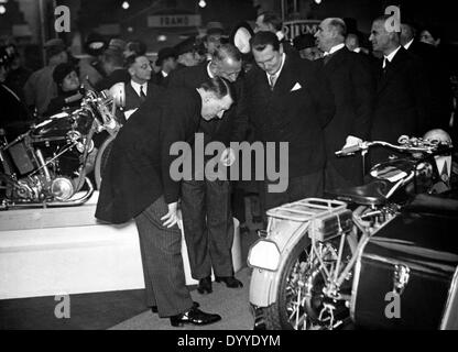 Adolf Hitler besucht die Automobile-Ausstellung mit Hermann Göring, 1933 Stockfoto