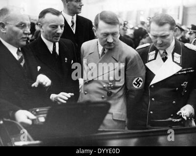 Adolf Hitler mit Mercedes-Benz Directors bei IAME, 1939 Stockfoto