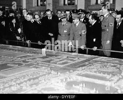 Adolf Hitler mit Ferdinand Porsche im IAME, 1938 Stockfoto