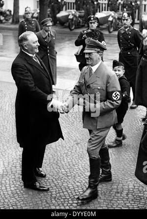 Adolf Hitler mit Robert Allmers, 1935 Stockfoto